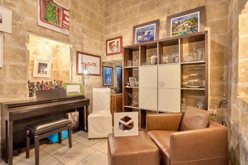 House of Character Zebbug P000240250